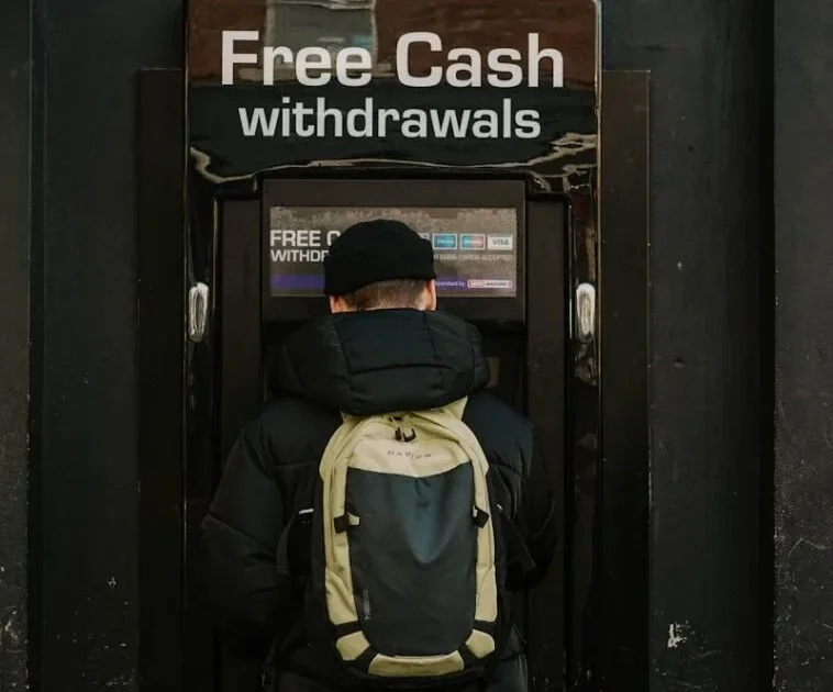 Miért kellene ingyenesnek lennie a lakossági bankolásnak? – Elemzés és összefoglaló