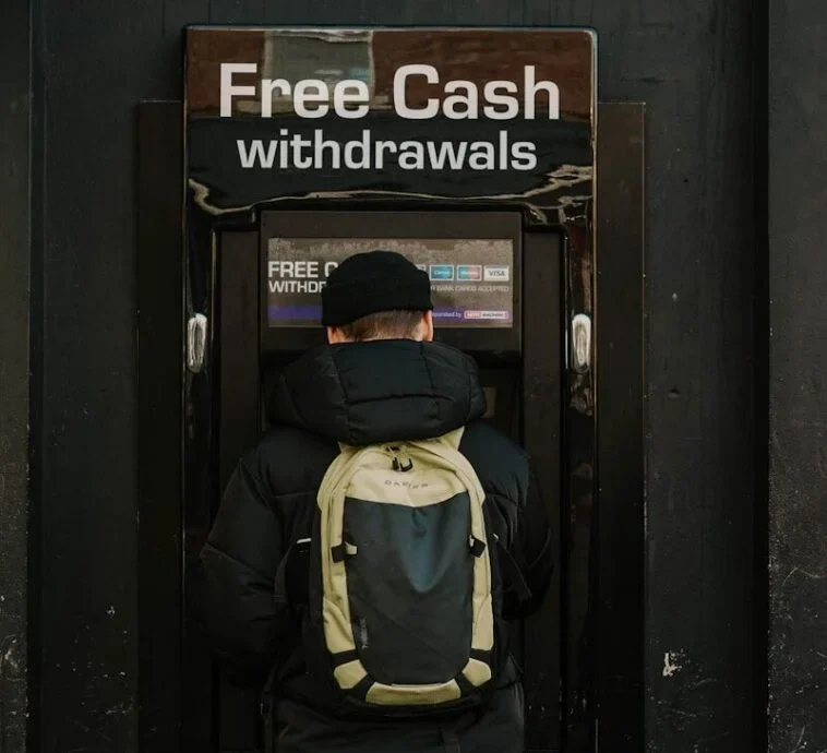 Miért kellene ingyenesnek lennie a lakossági bankolásnak? – Elemzés és összefoglaló